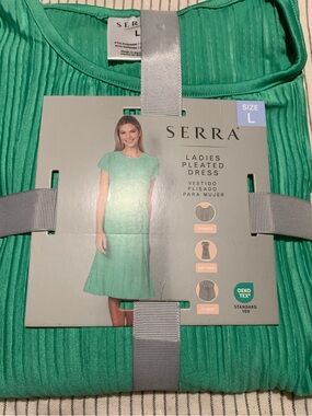 Serra Pleated Midi Dress in Vibrant Green
